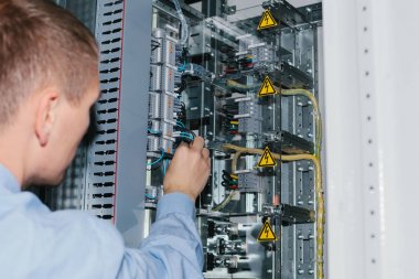 Alçak voltajlı kabin ekipman kontrol elektrikçi uzmanı