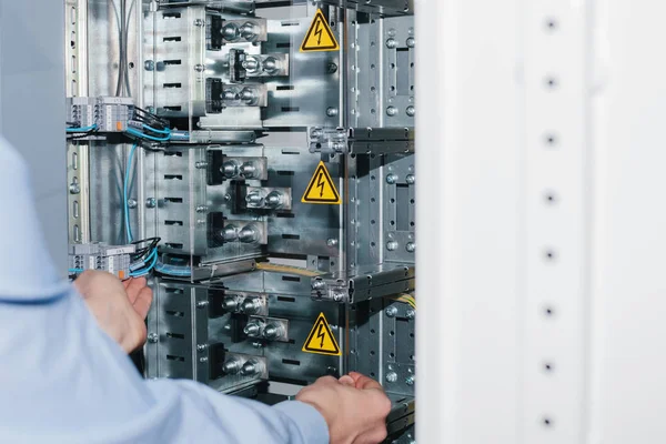 Especialista em eletricista verificando equipamentos de gabinete de baixa tensão — Fotografia de Stock