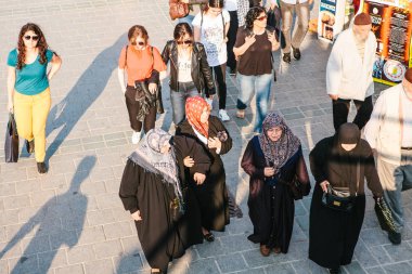 Istanbul, 15 Haziran 2017: Kadınların geleneksel giysiler içinde bir grup gidip konuşalım. Diğer insanlar ve turistler yakınlarda bulunmaktadır.