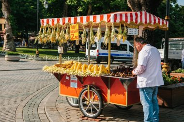 Istanbul, 14 Haziran 2017: Simit denilen geleneksel bir simit satışı. Türk sokak gıda.