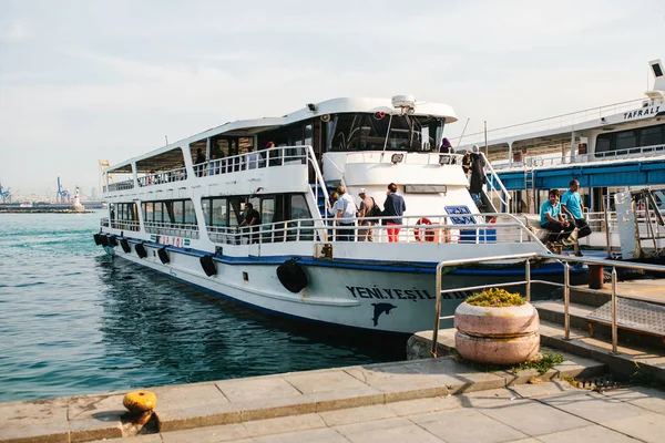 Estambul, 15 de junio de 2017: Un moderno barco en el amarradero de Eminom en la parte asiática de la ciudad. Transporte de turistas y residentes locales al Bósforo. El barco se está preparando para la salida . — Foto de Stock