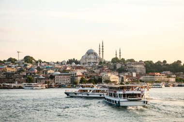 Boğaz boyunca tekne yelken Sambul gün batımında manzarası arka plan üzerinde.