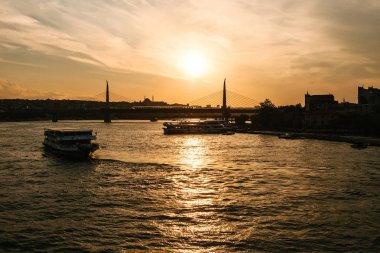 Boğaz boyunca tekne yelken Sambul gün batımında manzarası arka plan üzerinde.