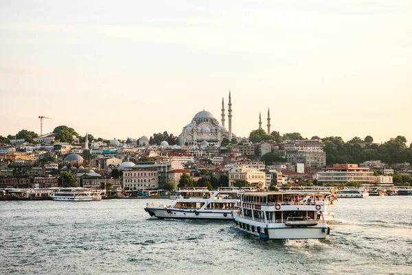 Barcos navegam ao longo do Bósforo no fundo de belas vistas de Sambul ao pôr do sol . — Fotografia de Stock