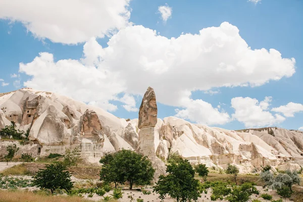 Hermosa vista de las colinas de Capadocia. Uno de los lugares de interés de Turquía. Turismo, viajes, hermosos paisajes, naturaleza . — Foto de Stock