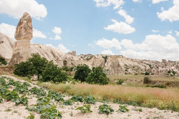 Hills Kapadokya'nın güzel manzarasına. Bir Türkiye manzaraları. Mavi bir gökyüzü bulutlu içinde belgili tanımlık geçmiş. — Stok fotoğraf