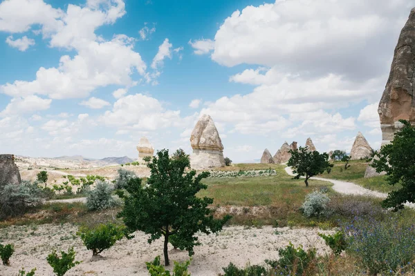 Hermosa vista de las colinas de Capadocia. Uno de los lugares de interés de Turquía. Un cielo azul con nubes en el fondo . —  Fotos de Stock