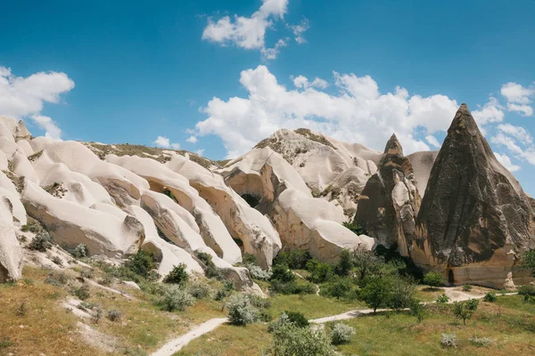 Hermosa vista de las colinas de Capadocia. Uno de los lugares de interés de Turquía. Turismo, viajes, hermosos paisajes, naturaleza . — Foto de Stock