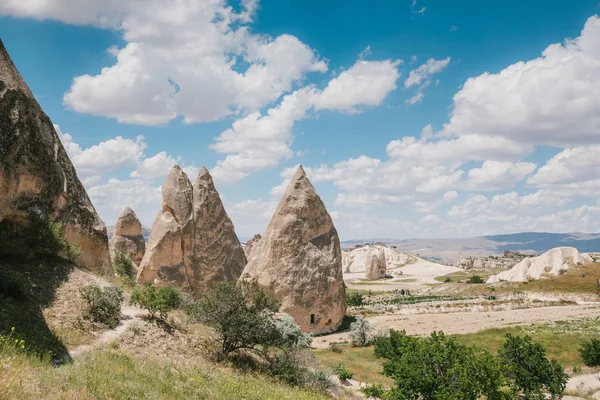 Hermosa vista de las colinas de Capadocia. Uno de los lugares de interés de Turquía. Turismo, viajes, hermosos paisajes, naturaleza . —  Fotos de Stock