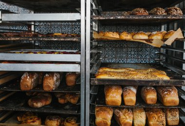 Bir sürü bir fırın fırın fırında hazır taze ekmek. Ekmek yapım iş.