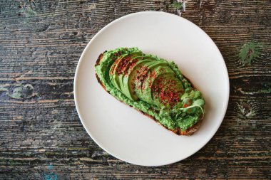 Üstten Görünüm. Bir plaka üzerinde avokado sandviç. Lezzetli ve sağlıklı diyet gıda.