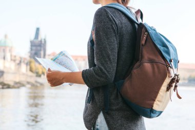 Güzel bir genç kız anlamına gelir ve Vltava Nehri yanındaki harita Prag şaşırtıcı eski mimari bir güneşli bahar günü ile arka plan ile bakar