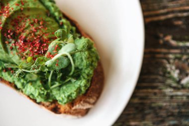 Üstten Görünüm. Bir plaka üzerinde avokado sandviç. Lezzetli ve sağlıklı diyet gıda.