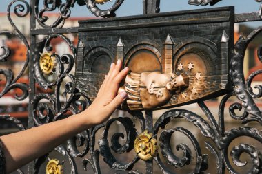 Kadın turist bronz heykeli Nepomuk John Charles Köprüsü'nde Prag, Çek Cumhuriyeti için iyi şans için dokunur. Efsaneler.