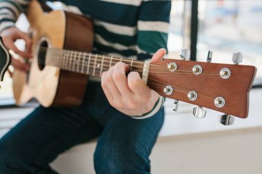 Gitar çalmayı öğrenme. Müzik eğitimi ve ders dışı dersler. Hobiler ve gitar ve şarkı oynamak için coşku.