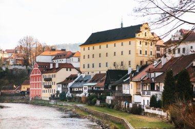 Güzel Caddesi Cesky Krumlov Çek Cumhuriyeti'nde Nehri yanındaki. Dünyanın en güzel sıradışı şehirlerinden biri olan.