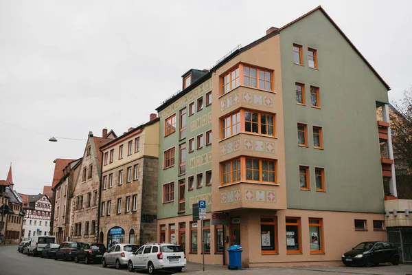 Germany, Furth, December 28, 2016: Furth city in Germany - beautiful view of residential apartment building with cars parked nearby — Stock Photo, Image