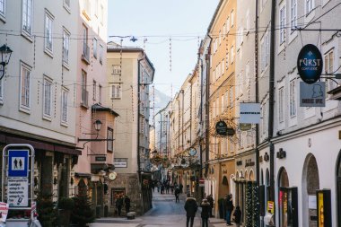 Avusturya, Salzburg, 1 Ocak 2017: Getreidegasse Caddesi. Bölge uzun eski şehrin pitoresk bir sokakta Salzburg ticaret merkezi olarak kabul. Avrupa'nın Noel tatili.