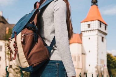 Bir sırt çantası ile bir turistik yerler görünüyor. Blatna Çek Cumhuriyeti'nde aradım Kalesi arka planda bulanık. Tatil, seyahat. Euro-dönüş. Mekanları ziyaret.