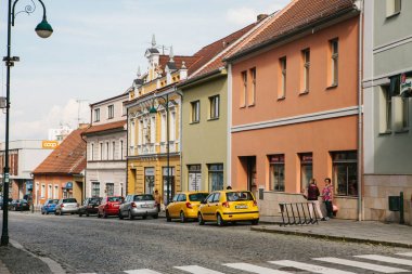 Çek Cumhuriyeti, Blatna, 27 Eylül 2017: Güzel şehir sokak üzerinde ev ve araba park edilmiş bir yol ile görünümünü, yakındaki insanların iletişim.