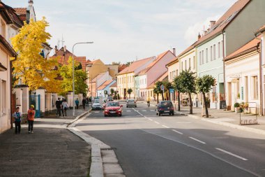 Çek ve Blatna, 27 Eylül 2017: Güzel bir şehir evleri ve hangi otomobil seyahat bir yol ile sokak görünümünü. Patika boyunca insanlar yürüyüş.