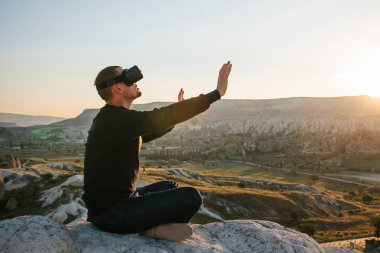 Sanal gerçeklik gözlüklü adam. Geleceğin teknolojisi kavramı. Modern görüntüleme teknolojisi.