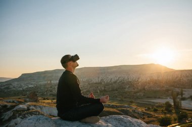 Sanal gerçeklik gözlüklü adam. Geleceğin teknolojisi kavramı. Modern görüntüleme teknolojisi.