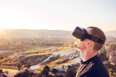 Sanal gerçeklik gözlüklü adam. Geleceğin teknolojisi kavramı. Modern görüntüleme teknolojisi.