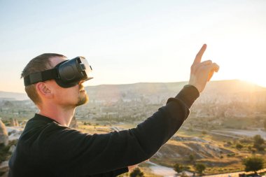 Sanal gerçeklik gözlüklü adam. Geleceğin teknolojisi kavramı. Modern görüntüleme teknolojisi.