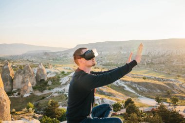 Sanal gerçeklik gözlüklü adam. Geleceğin teknolojisi kavramı. Modern görüntüleme teknolojisi.