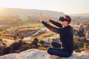 Sanal gerçeklik gözlüklü adam. Geleceğin teknolojisi kavramı. Modern görüntüleme teknolojisi.