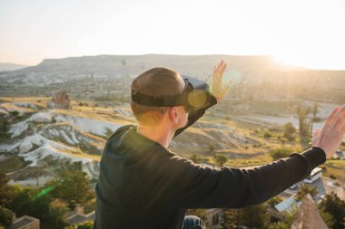 Sanal gerçeklik gözlüklü adam. Geleceğin teknolojisi kavramı. Modern görüntüleme teknolojisi.