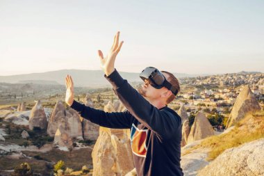 Sanal gerçeklik gözlüklü adam. Geleceğin teknolojisi kavramı. Modern görüntüleme teknolojisi.