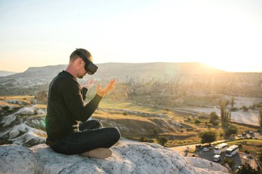 Sanal gerçeklik gözlüklü adam. Geleceğin teknolojisi kavramı. Modern görüntüleme teknolojisi.