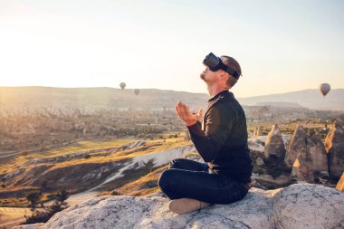 Sanal gerçeklik gözlüklü adam. Geleceğin teknolojisi kavramı. Modern görüntüleme teknolojisi.