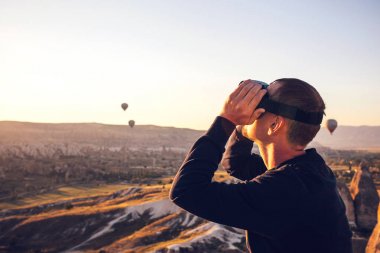 Sanal gerçeklik gözlüklü adam. Geleceğin teknolojisi kavramı. Modern görüntüleme teknolojisi.