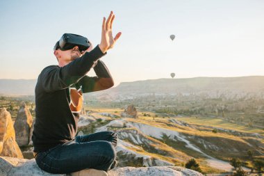 Sanal gerçeklik gözlüklü adam. Geleceğin teknolojisi kavramı. Modern görüntüleme teknolojisi.