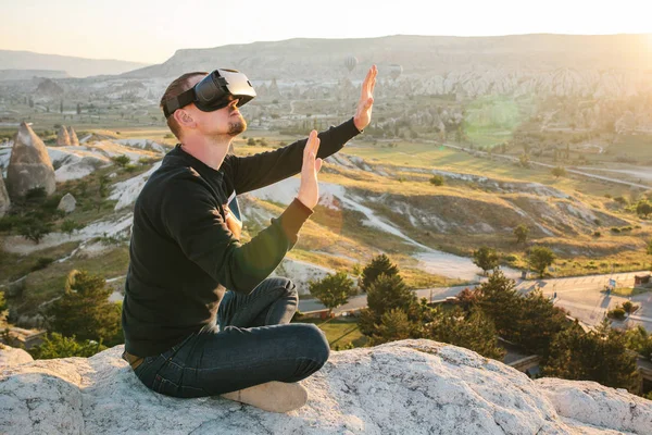 El hombre con gafas de realidad virtual. Concepto de tecnología futura. Tecnología de imagen moderna . —  Fotos de Stock