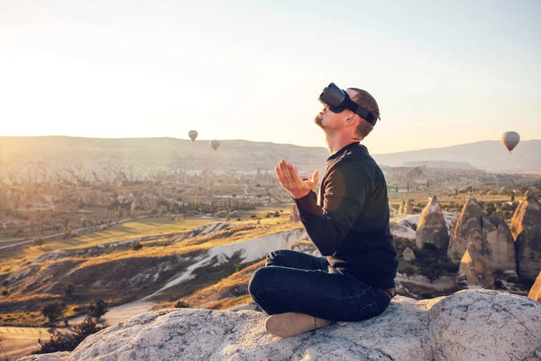 Sanal gerçeklik gözlüklü adam. Geleceğin teknolojisi kavramı. Modern görüntüleme teknolojisi.