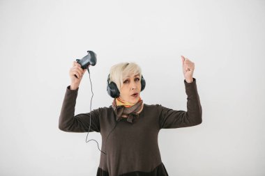 Yaşlı bir kadın bir video oyunu ve o kazandı hareketleri oynar. Yaşlı kişi ve modern teknoloji.