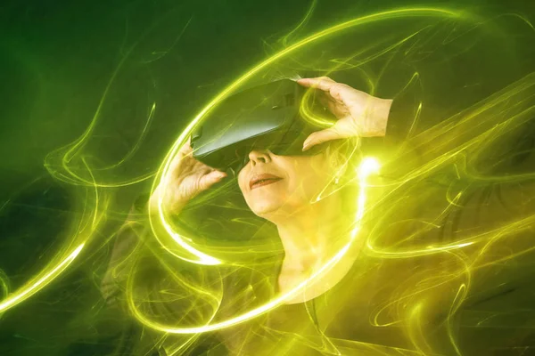 Starsza kobieta w okulary wirtualnej rzeczywistości. Z efektów wizualnych. Osoby w podeszłym wieku przy użyciu nowoczesnych technologii. — Zdjęcie stockowe