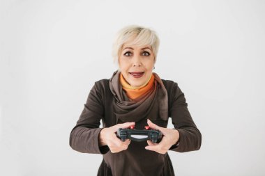 Yaşlı bir kadın bir video oyunu ve o kazandı hareketleri oynar. Yaşlı kişi ve modern teknoloji.