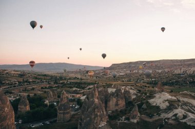 Balon turu. Kapadokya'nın ünlü turistik bir hava uçuş 's. Cappadocia tüm dünyada Balonlu uçuşlar için en iyi yerlerden biri olarak bilinir. Kapadokya, Türkiye.