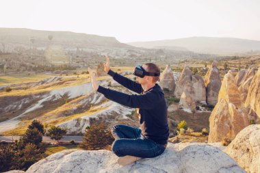 Sanal gerçeklik gözlüklü adam. Geleceğin teknolojisi kavramı. Modern görüntüleme teknolojisi.