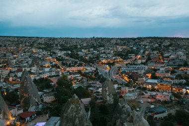 Üstten Görünüm. Göreme Kapadokya Türkiye'de akşam adlı küçük bir otantik şehir. Dramatik gece gökyüzü, gün batımı.