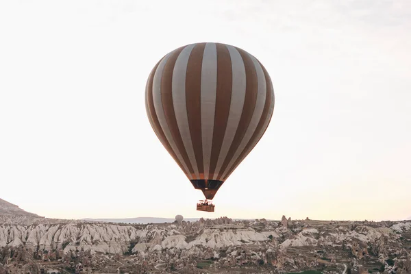 Voo de balão. A famosa atração turística da Capadócia é um voo aéreo. A Capadócia é conhecida em todo o mundo como um dos melhores lugares para voos com balões. Capadócia, Turquia . — Fotografia de Stock