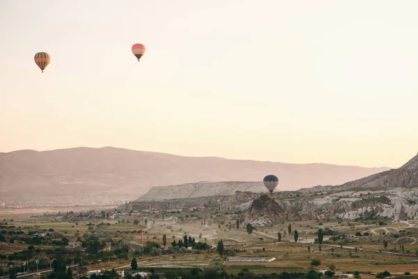 Balloon flight. The famous tourist attraction of Cappadocia is an air flight. Cappadocia is known all over the world as one of the best places for flights with balloons. Cappadocia, Turkey. — Stock Photo, Image