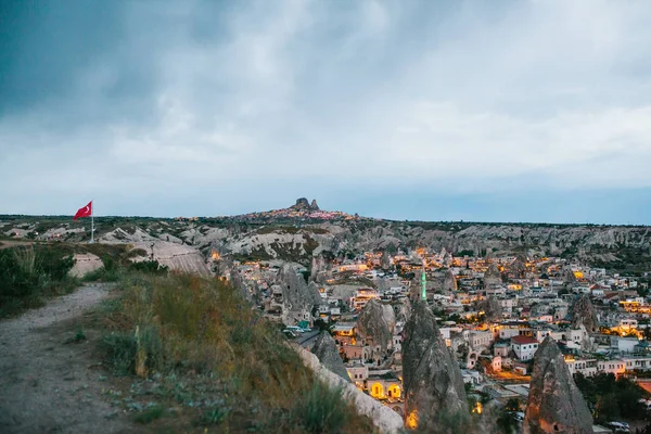 Top view. A small authentic city called Goreme in Cappadocia in Turkey in the evening. Dramatic night sky, sunset. — Stock Photo, Image