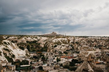 Üstten Görünüm. Göreme Kapadokya Türkiye'de akşam adlı küçük bir otantik şehir. Dramatik gece gökyüzü.