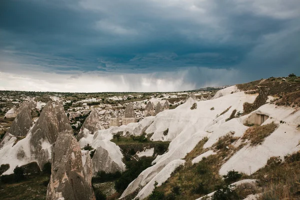 Hermosa vista de las colinas de Capadocia en Turquía con el telón de fondo de un dramático cielo nocturno. Son uno de los principales atractivos naturales de estos lugares . — Foto de Stock